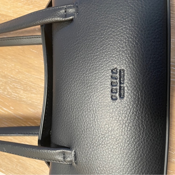 Elegant Black Leather Shoulder Bag - Picture 3 of 5